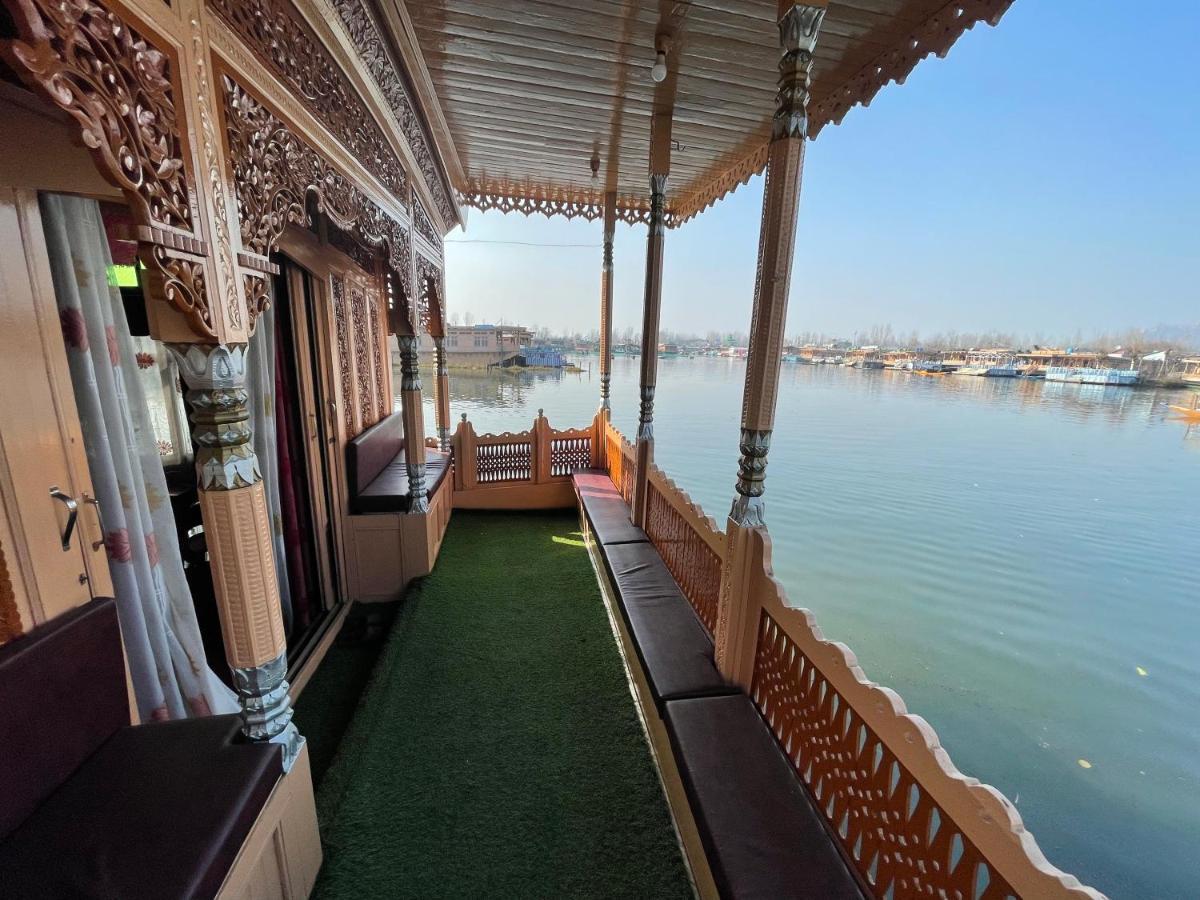 Floating Young Gulshan Houseboat Srinagar  Bagian luar foto