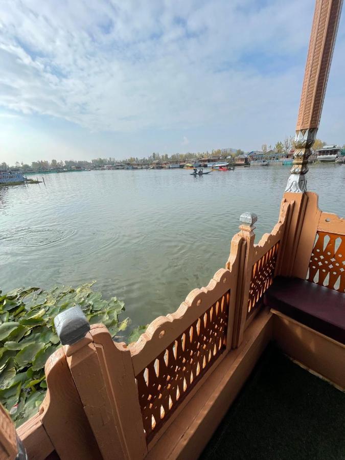 Floating Young Gulshan Houseboat Srinagar  Bagian luar foto