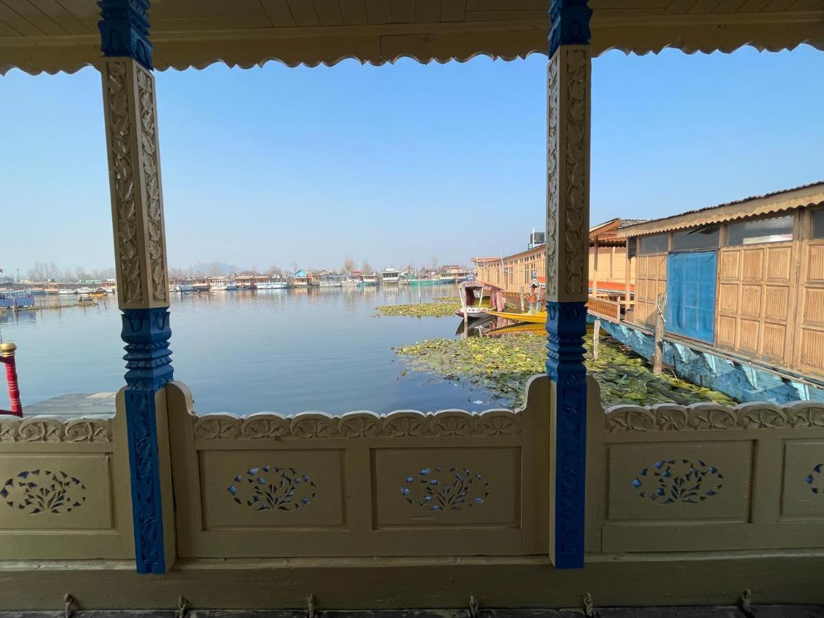 Floating Young Gulshan Houseboat Srinagar  Bagian luar foto