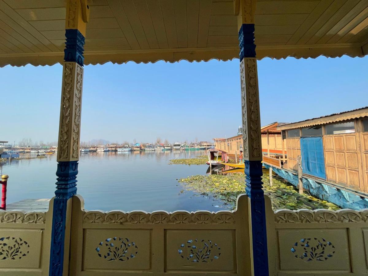 Floating Young Gulshan Houseboat Srinagar  Bagian luar foto