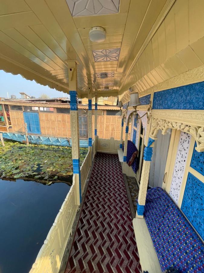 Floating Young Gulshan Houseboat Srinagar  Bagian luar foto