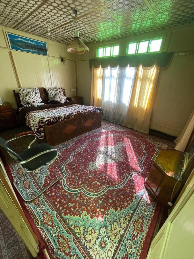 Floating Young Gulshan Houseboat Srinagar  Bagian luar foto