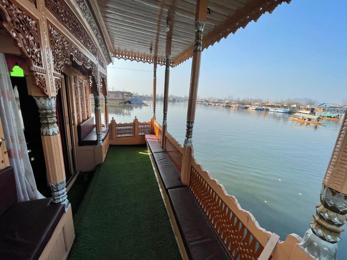 Floating Young Gulshan Houseboat Srinagar  Bagian luar foto