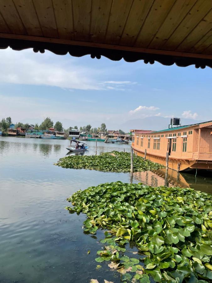 Floating Young Gulshan Houseboat Srinagar  Bagian luar foto