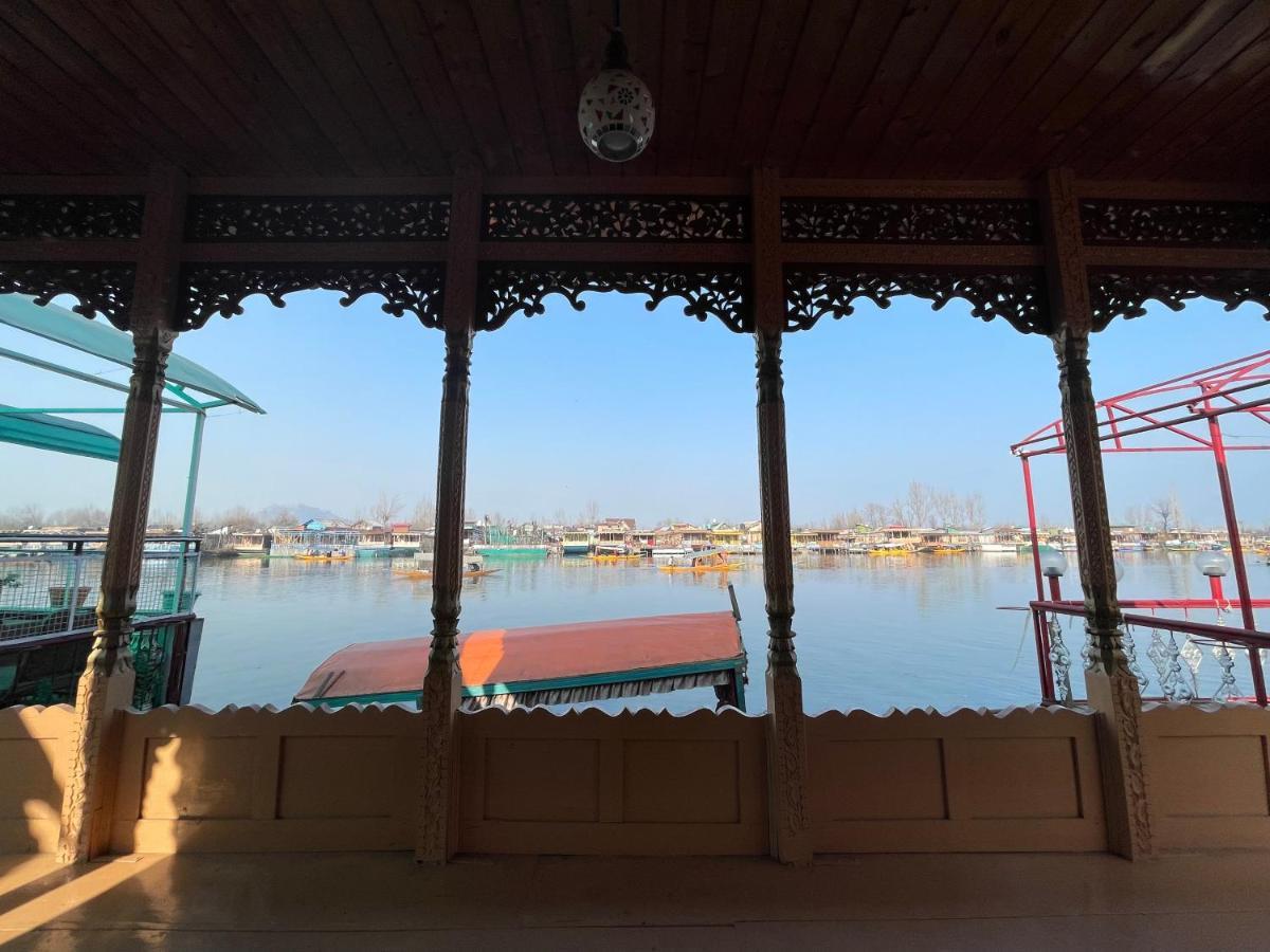 Floating Young Gulshan Houseboat Srinagar  Bagian luar foto