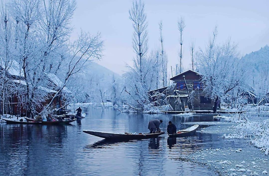 Floating Young Gulshan Houseboat Srinagar  Bagian luar foto