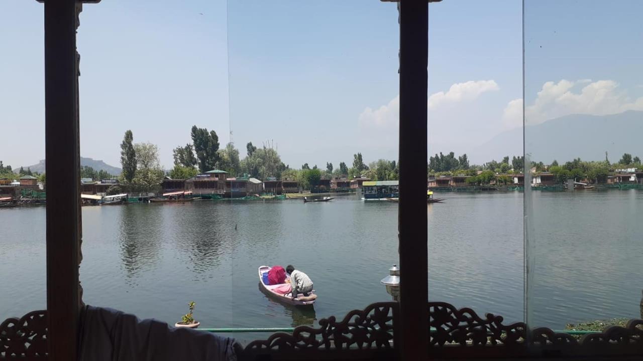 Floating Young Gulshan Houseboat Srinagar  Bagian luar foto