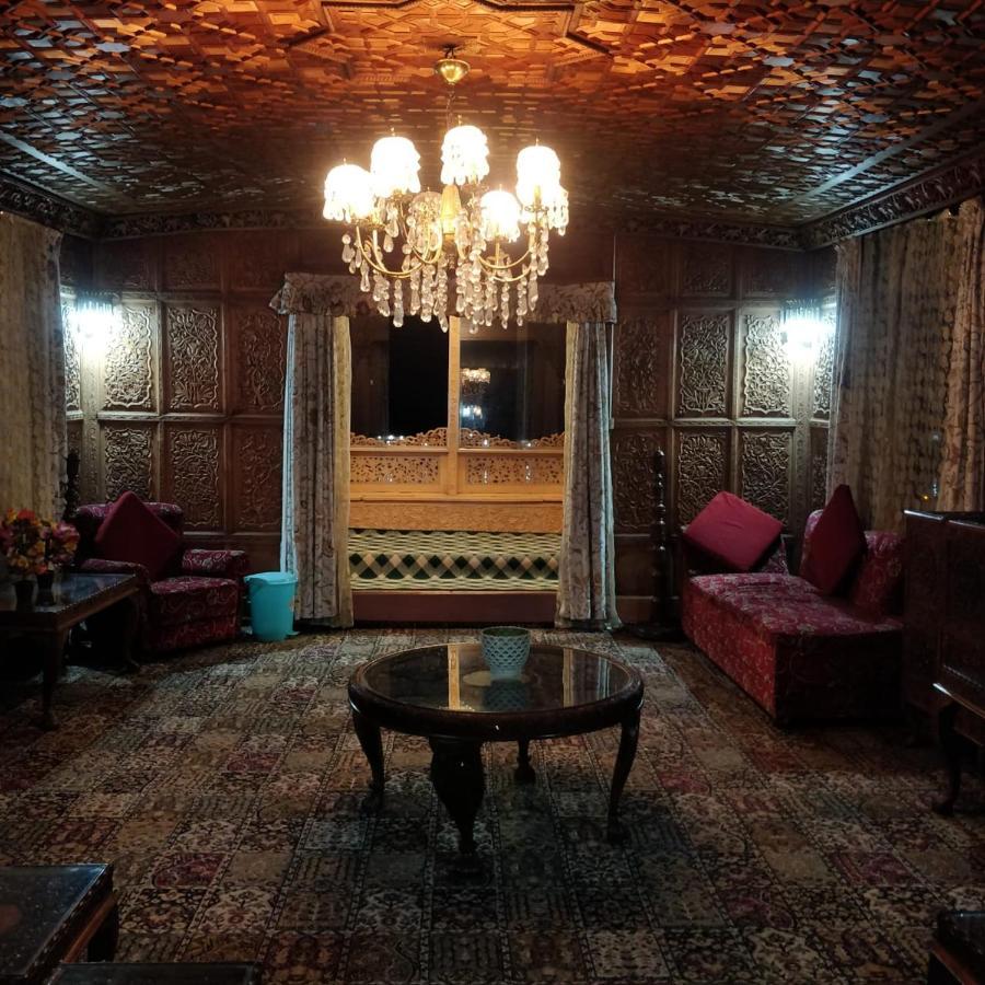 Floating Young Gulshan Houseboat Srinagar  Bagian luar foto